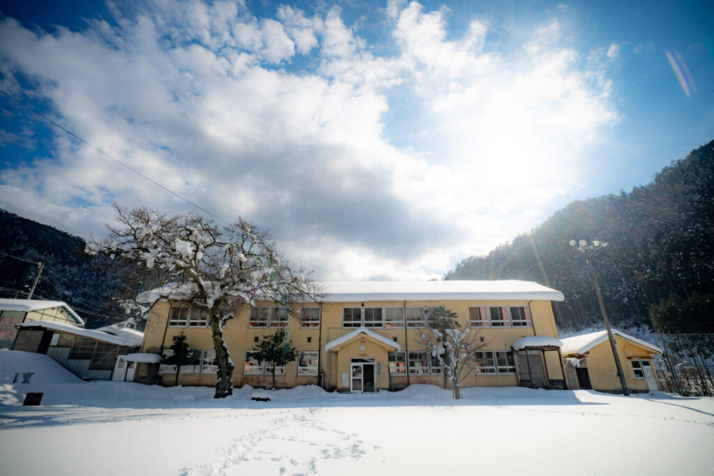 廃校の雪景色