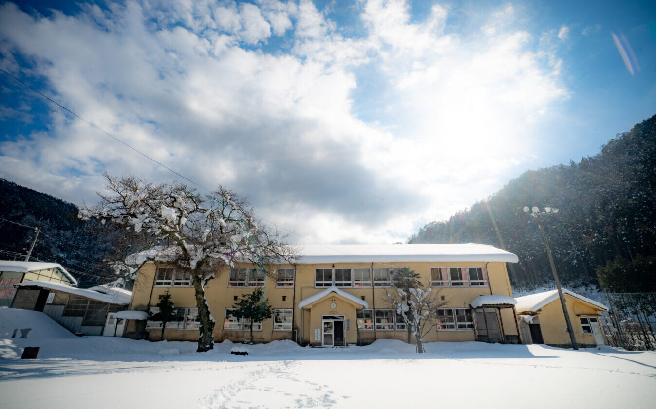 廃校の雪景色